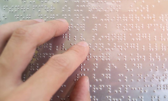 X70856897 Pessoa Lendo Em Braille.jpg.pagespeed.ic.FDSzzLGwSc